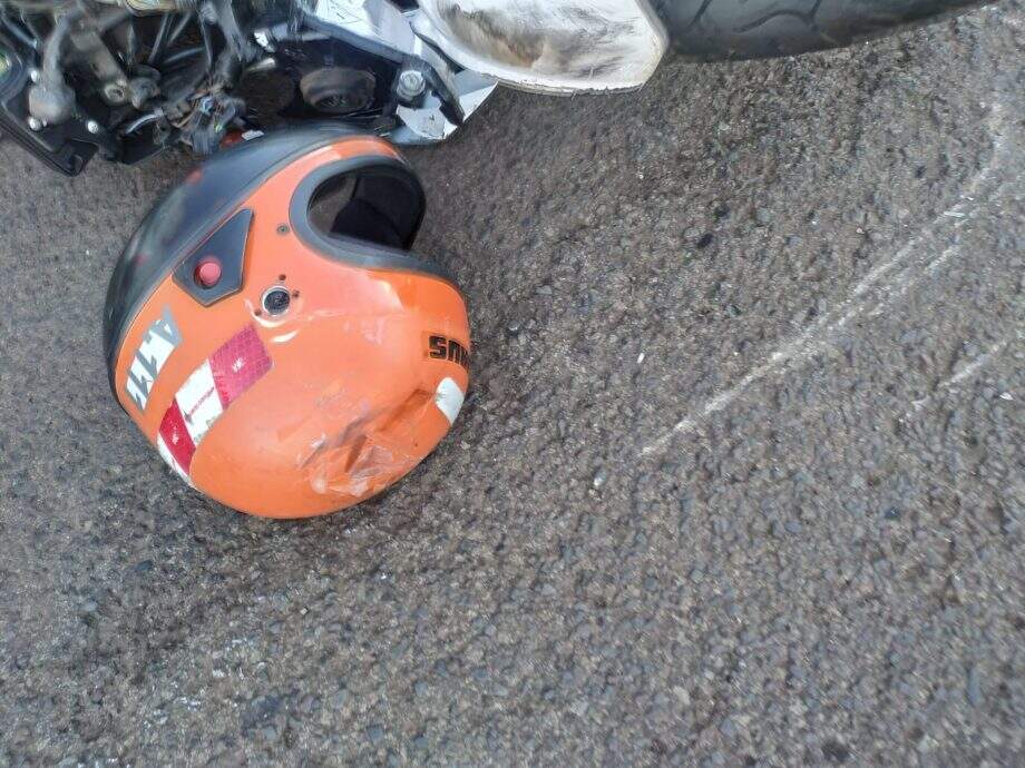 Capacete do mototaxista após o acidente (via WhatsApp)