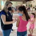Em MS, Rosana Leite visita unidades de saúde, aplica dose em criança e diz: ‘Vacina e máscara nos protegem’