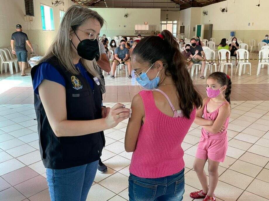 Em MS, Rosana Leite visita unidades de saúde, aplica dose em criança e diz: ‘Vacina e máscara nos protegem’