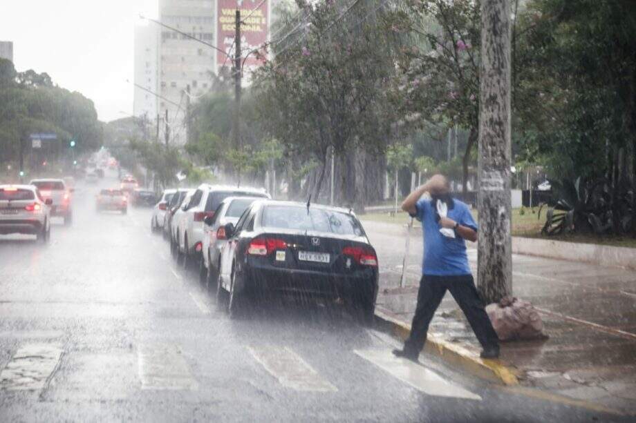 Com alerta do Inmet, chuva chega com raios em Campo Grande nesta quarta-feira