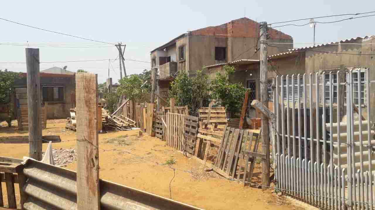 Imóveis abandonados por construtoras foram invadidos