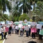 Servidores da saúde fazem protesto na prefeitura por reajuste salarial e pagamento de insalubridade