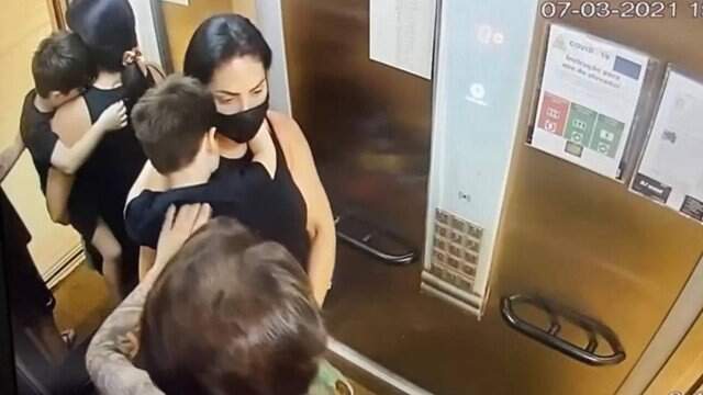 Imagens do elevador mostram Henry no colo da mãe enquanto Jairinho faz um carinho nele