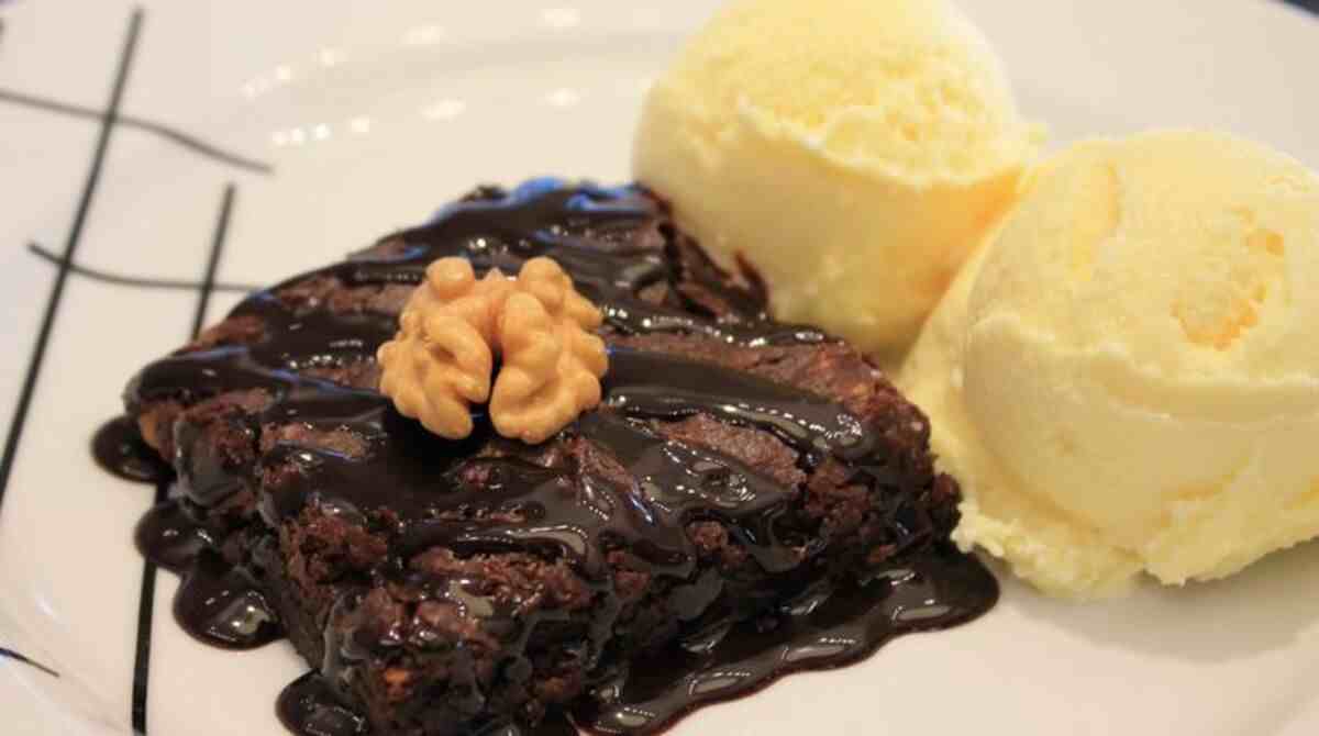 Brownie caseiro e prático para comer com sorvete