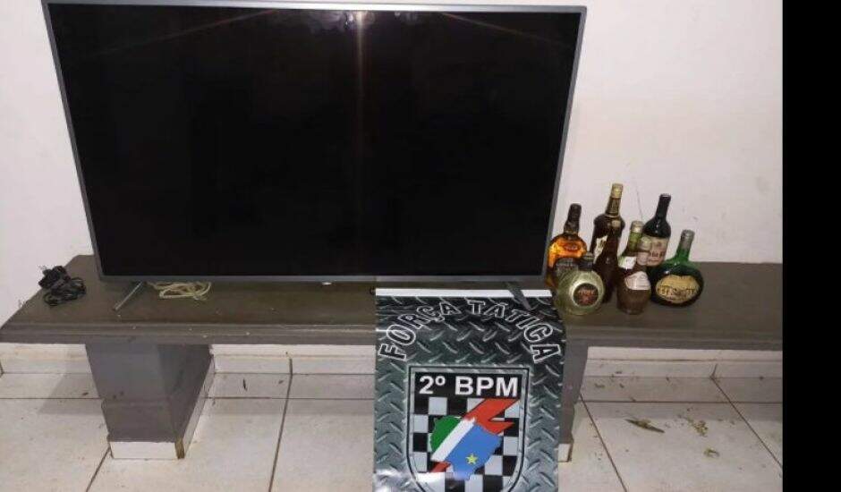 Polícia flagra ladrões carregando TV de 55 polegadas na garupa