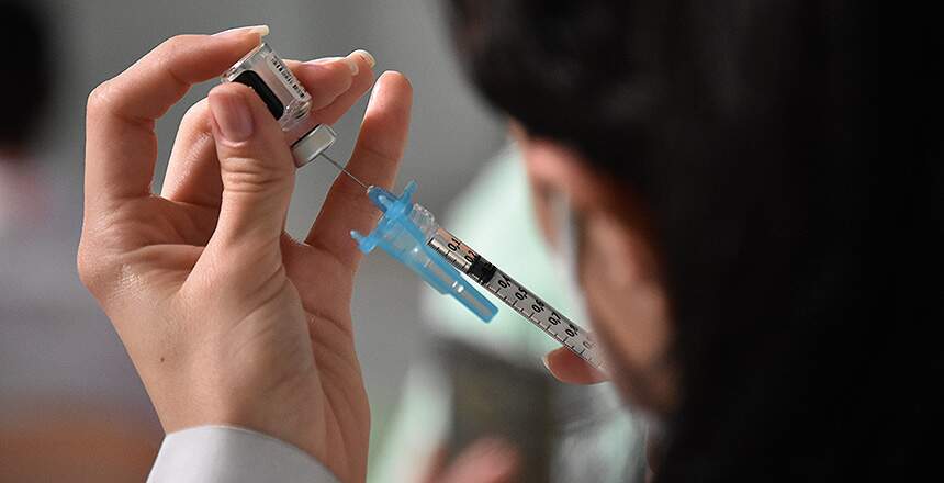 Campo Grande realiza plantão de vacinação contra a covid-19 em 15 unidades neste sábado