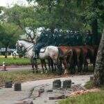 Com cavalaria, PM ‘cerca’ Parque dos Poderes em dia de protesto da Fetems