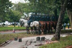 Equipe da Cavalaria durante policiamento no Parque dos Poderes antes do protesto da Fetems