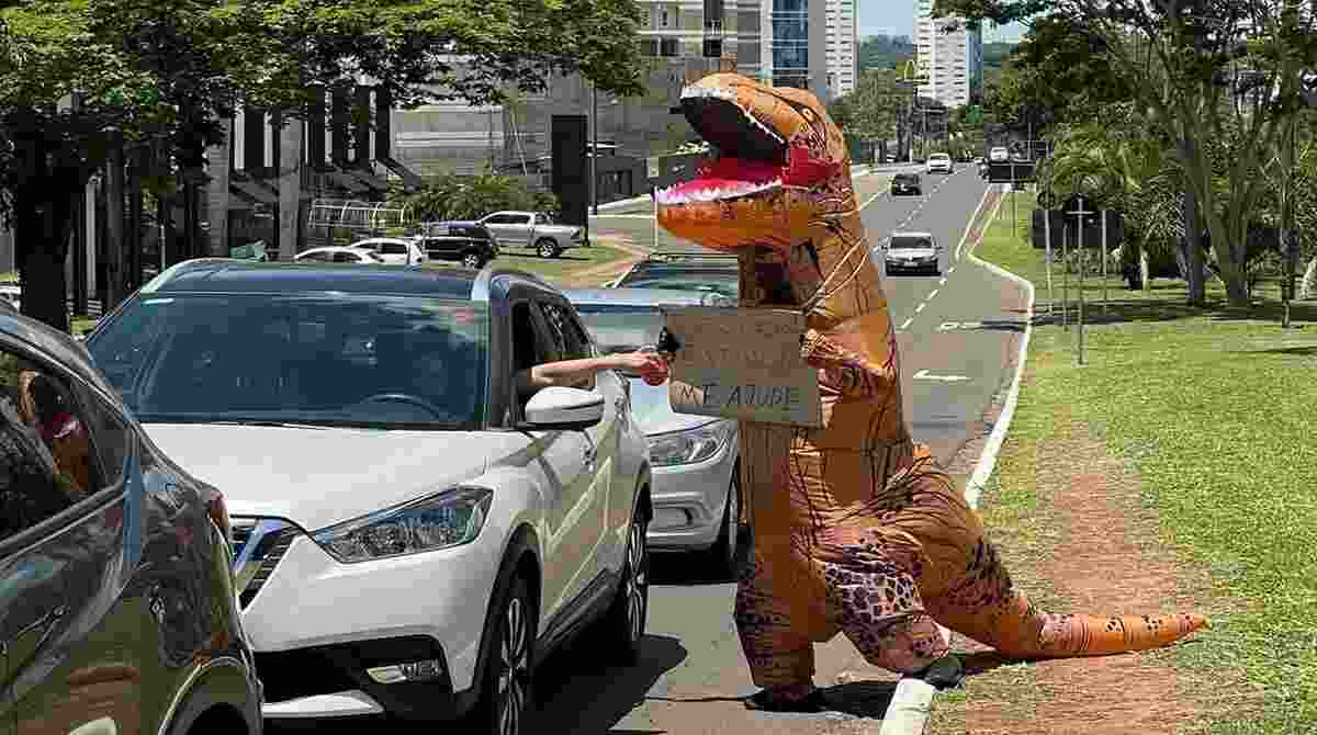 Dinossauro foi no meio da Avenida Afonso Pena pedir ajuda por estar em 'extinção'