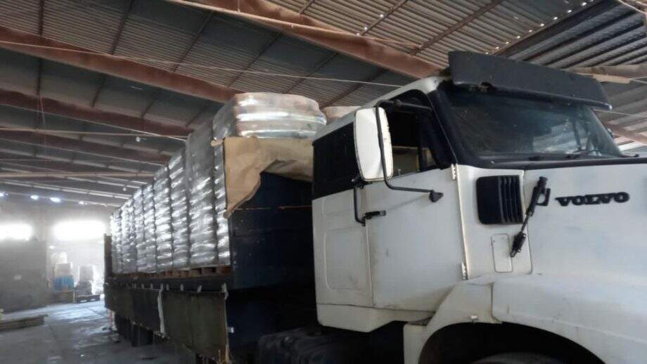 Polícia recupera carga de 27 toneladas que foi desviada e prende dono de armazém