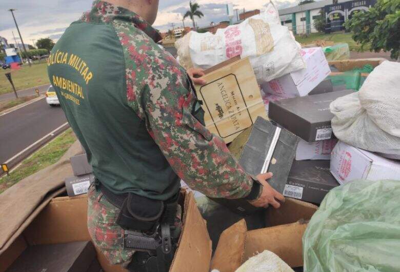 Rapaz é flagrado com R$ 120 mil em produtos contrabandeados escondidos em carga de recicláveis