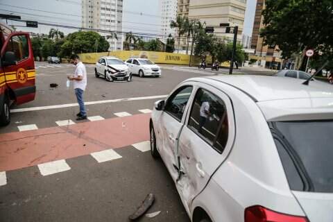 Motorista ‘fura’ sinal vermelho e provoca acidente com dois carros na Afonso Pena