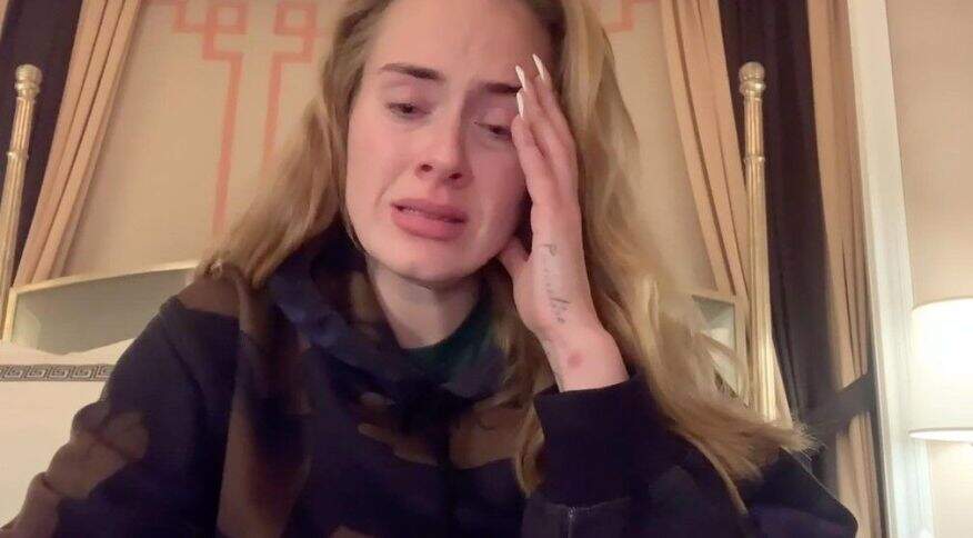 Adele em vídeo anunciando o cancelamento
