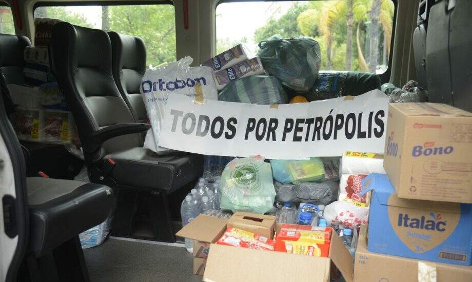Voluntários se solidarizam e ajudam população de Petrópolis