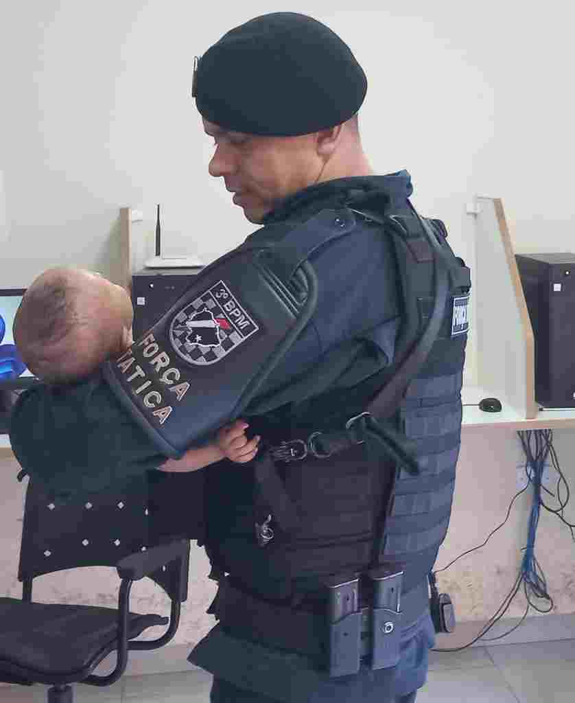 Policial dá colo a bebê abandonado por pais usuários de drogas