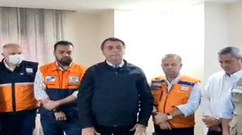 'Estamos aguardando teto para seguir para Petrópolis', diz Bolsonaro