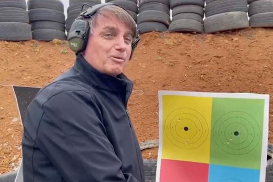 Bolsonaro no estande de tiros