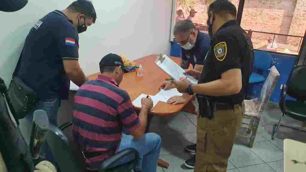 Foragido assina documento de extradição no Paraguai