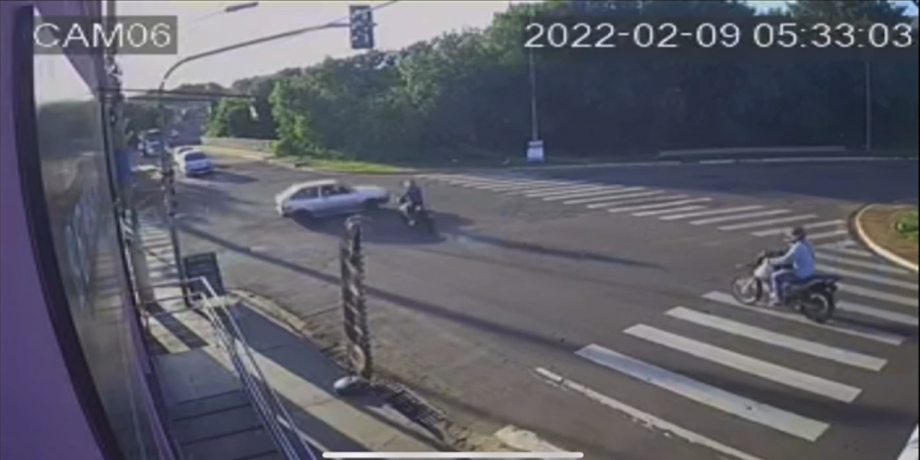 VÍDEO: Motociclista escapa por pouco de ser atingido por carro em cruzamento em Campo Grande: 'por 1 segundo'