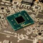 Mais fábricas de aparelhos eletrônicos param parte da produção por falta de chips