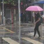 Chuva pega moradores de surpresa e deixa ruas alagadas em Dourados
