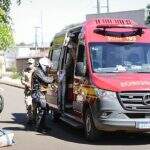 Ciclista é socorrido ensanguentado após acidente em Campo Grande