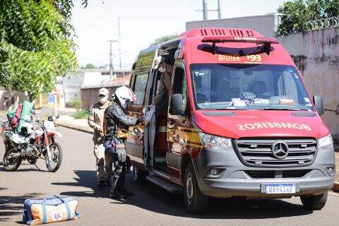 Ciclista é socorrido ensanguentado após acidente em Campo Grande