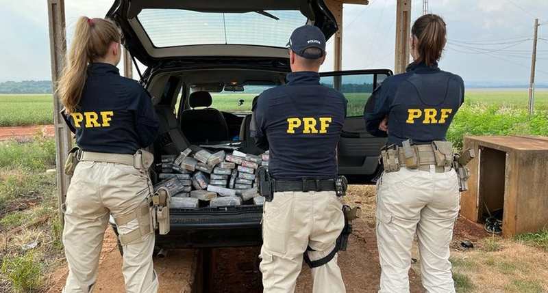 PRF prende mulher que levava cocaína em carro junto com filho de 11 anos na fronteira