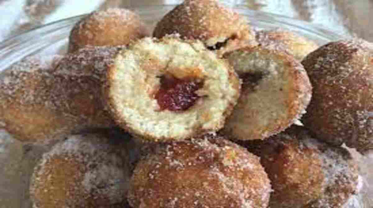 Bolinho de chuva recheado com goiabada