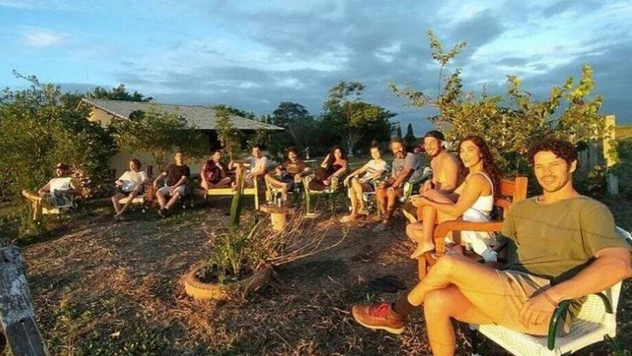 Elenco de Pantanal reunido para assistir ao pôr do sol de MS no mês de novembro