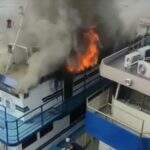 VÍDEO: Embarcação de fiscalização da PMA pega fogo no Rio Paraguai em Ladário