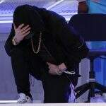 Eminem se ajoelha no show do intervalo do Super Bowl