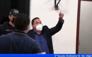 Momento em que Waldemar Lima entrou no plenário para dar voz de prisão aos vereadores