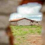 Sem solução: Escola inacabada vira minilixão e ponto de encontro de usuários de drogas em Campo Grande