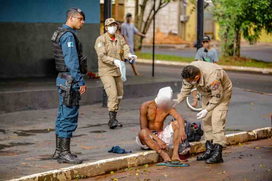 Homem foi espancado por ao menos 4 pessoas