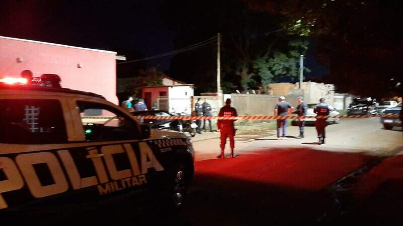 Pai é encontrado abraçado ao corpo de filho executado a tiros em Campo Grande