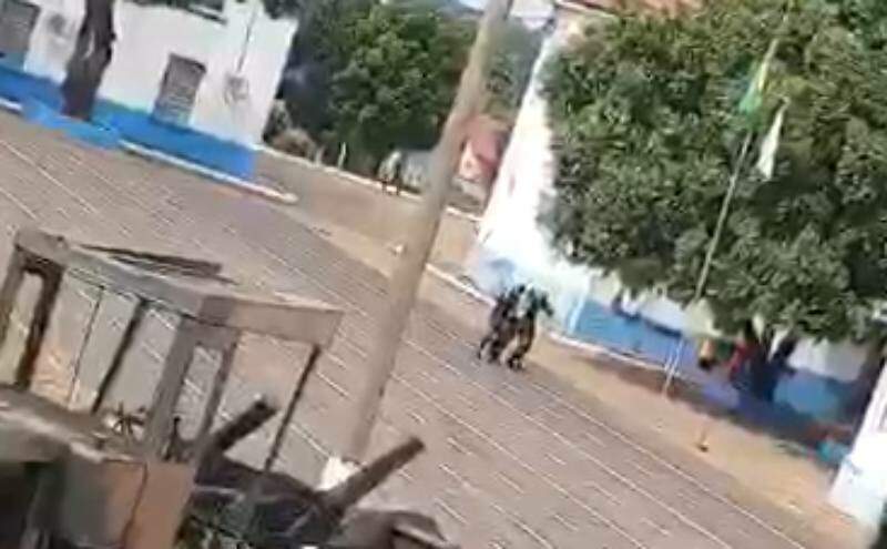 VÍDEO: militar do Exército foi carregado por colegas após sair do alojamento desorientado