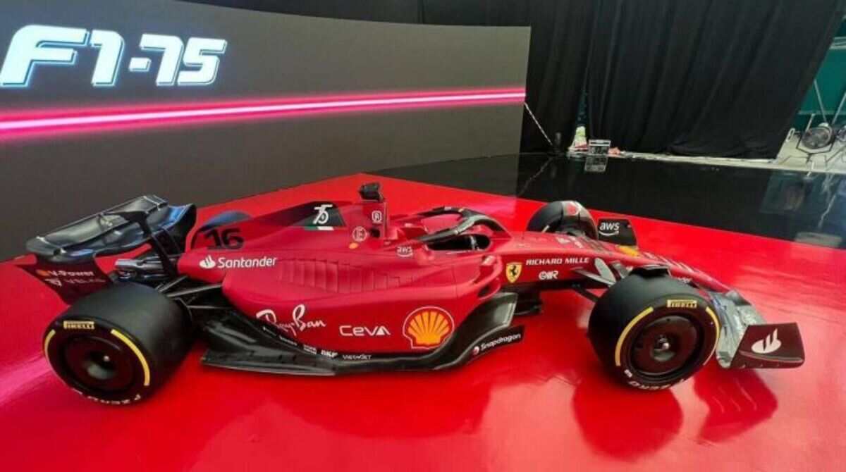 Ferrari mostra F1-75 com pintura vermelha e preta fosca e guelras para 2022