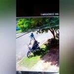 VÍDEO: À luz do dia, bandidos furtam motocicleta estacionada na Vila Piratininga