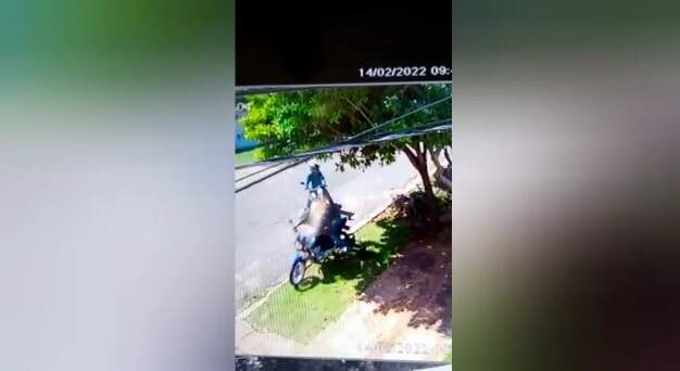 VÍDEO: À luz do dia, bandidos furtam motocicleta estacionada na Vila Piratininga