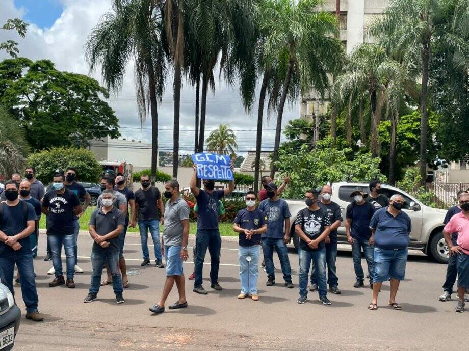 Servidores reunidos em frente à Prefeitura.