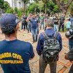 Guardas protestam em frente à prefeitura e ameaçam greve por falta de reajuste salarial