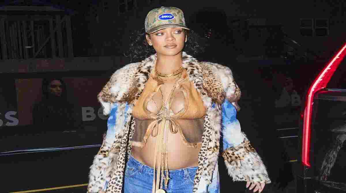 Grávida, Rihanna mostra barrigão de top e casacão animal print