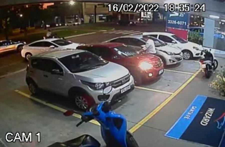 Vídeo mostra momento em que a jovem estaciona