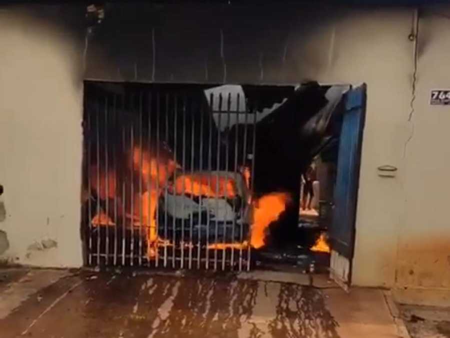Carro pegou fogo na garagem da residência