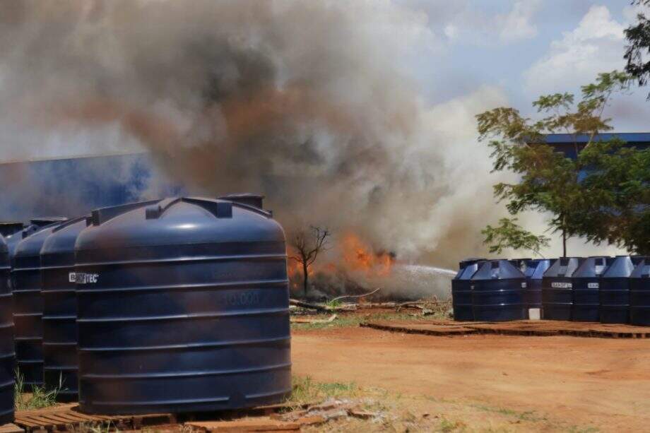 Incêndio em fábrica de caixa d'água de Campo Grande mobiliza Bombeiros