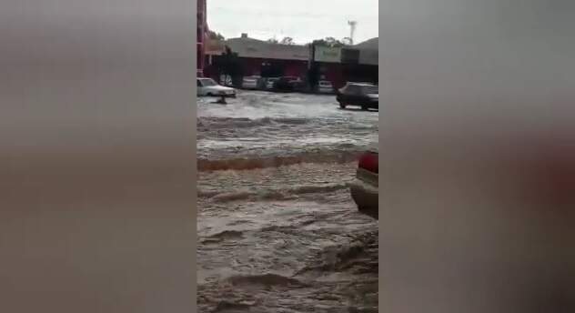 VÍDEO:  Chuva causa estragos e morador é arrastado por enxurrada durante temporal em Ivinhema