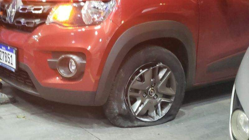 Tiros atingiram pneus do carro