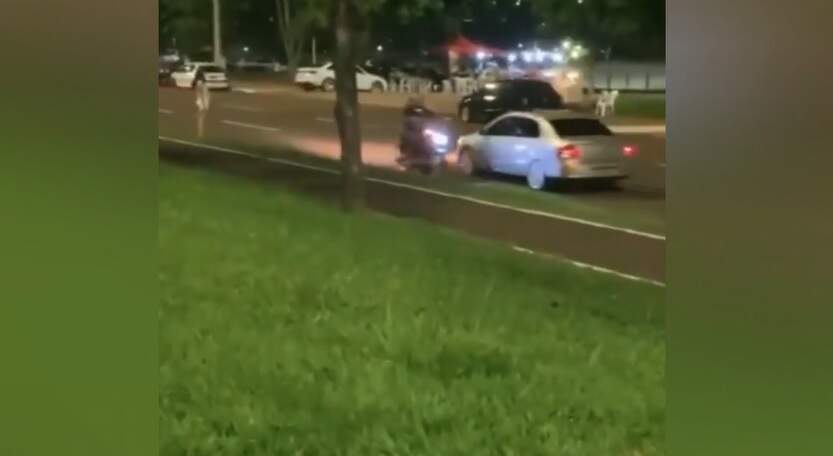 VÍDEO: motociclista é perseguido na Afonso Pena após fazer manobras na frente da PM