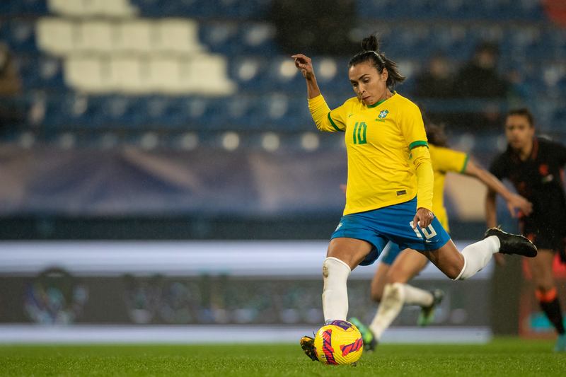 Marta salva com gol aos 41 minutos e Brasil empata com Holanda na estreia do Torneio da França